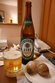 テーブルの上にあるビール瓶とグラスに入った飲み物
中程度の精度で自動的に生成された説明